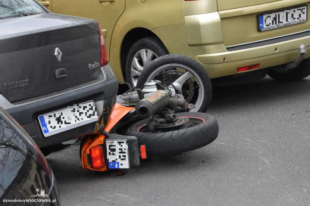 Wypadek na ul. Długiej, ranny motocyklista