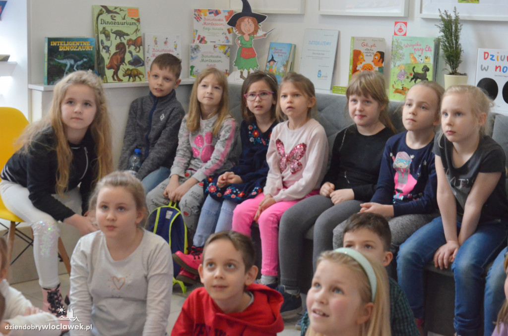 Uczniowie OSM w świecie książek