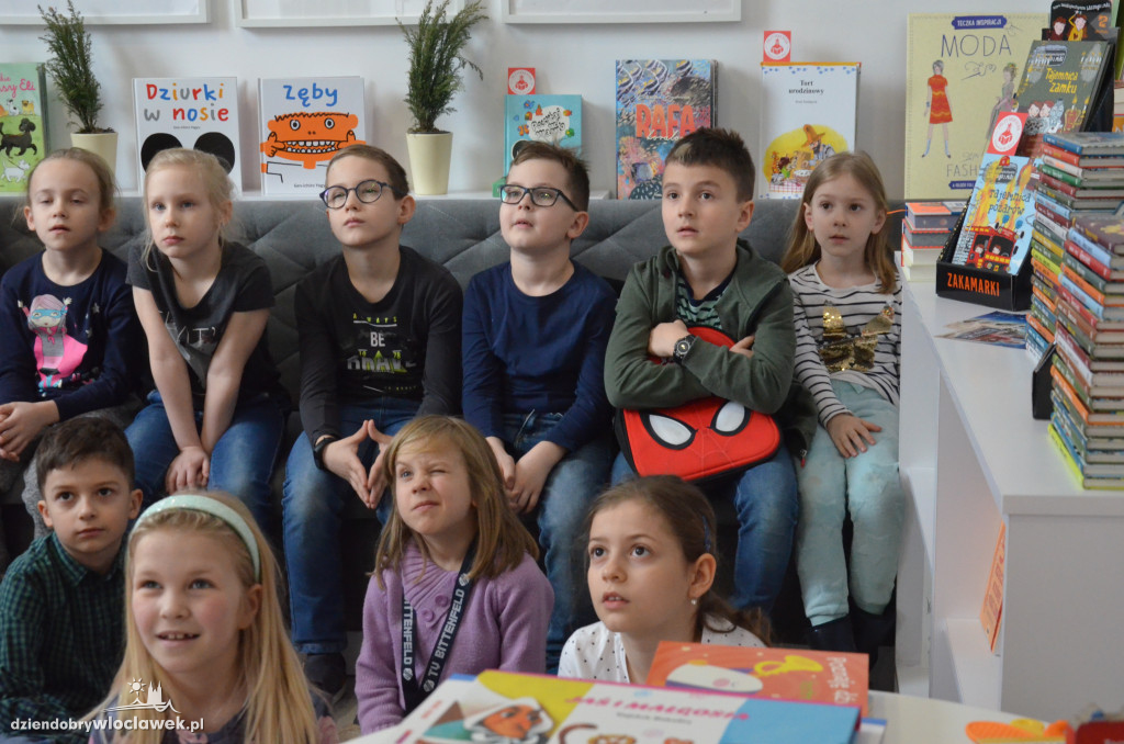 Uczniowie OSM w świecie książek