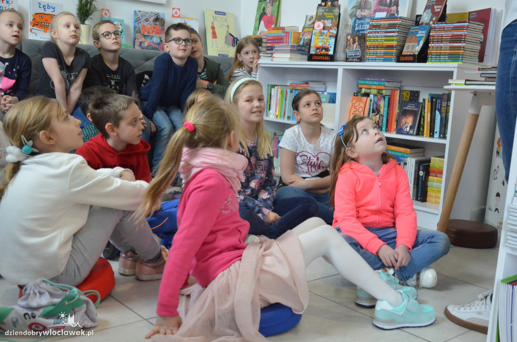 Uczniowie OSM w świecie książek