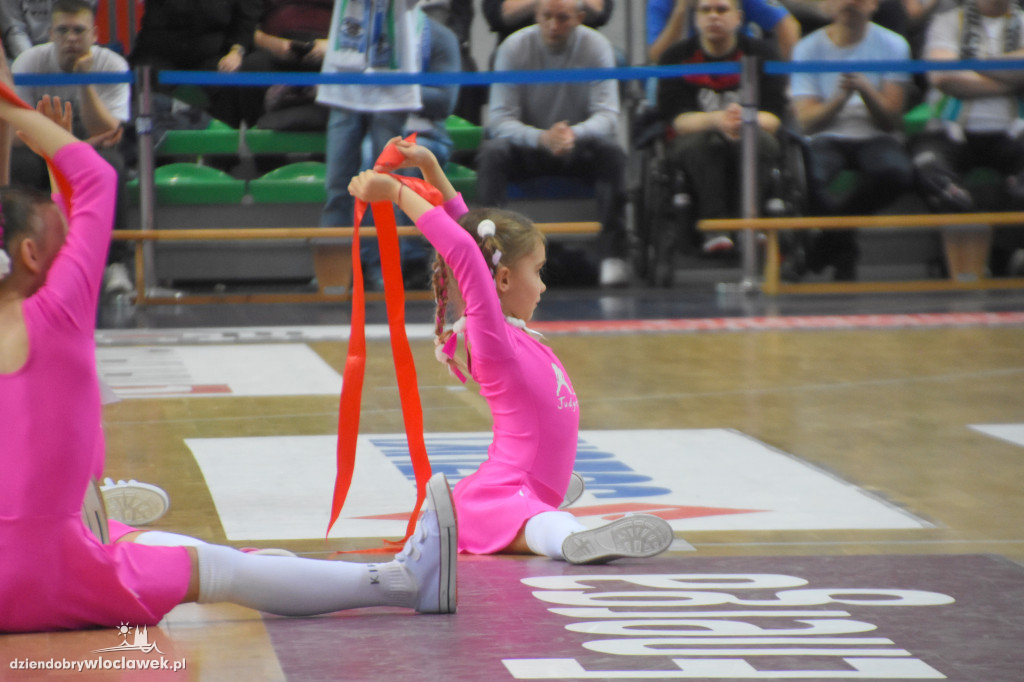 Cheerleaderki na meczu Anwilu