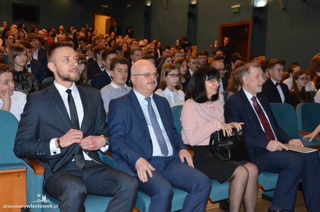 Kurator rozdał nagrody uczniom