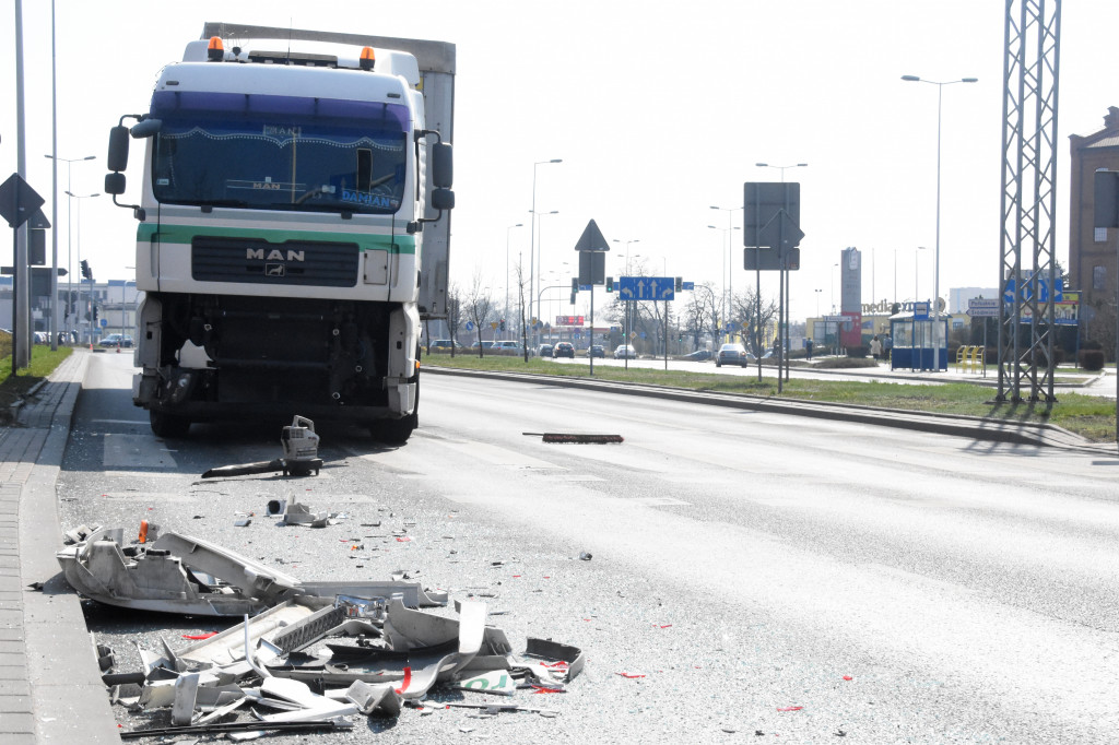Przy sądzie tir uderzył w osobówkę