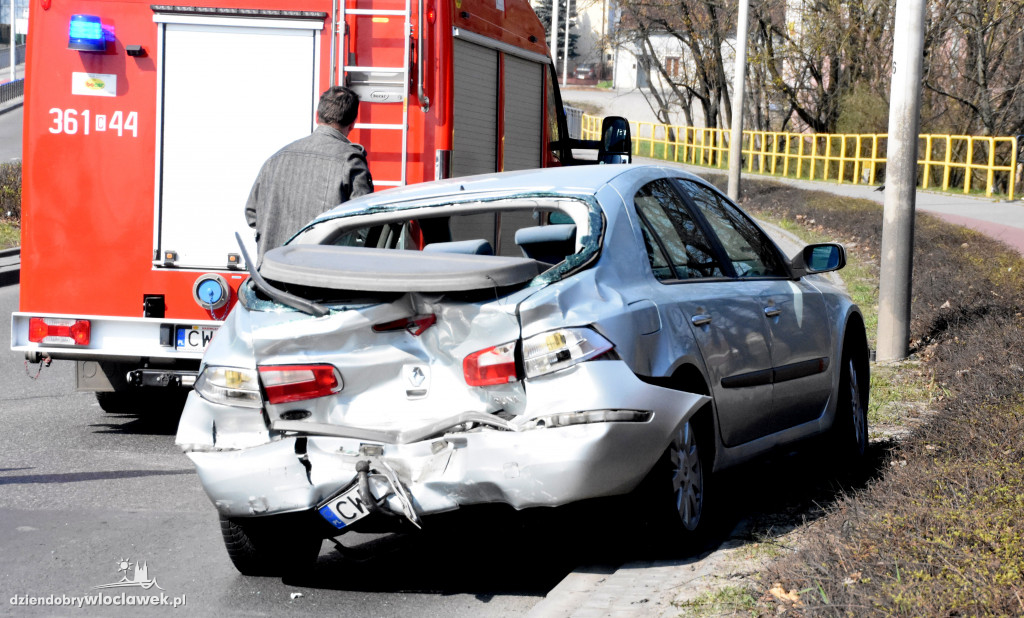 Przy sądzie tir uderzył w osobówkę