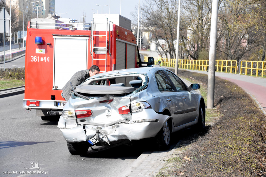 Przy sądzie tir uderzył w osobówkę