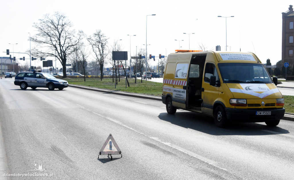 Przy sądzie tir uderzył w osobówkę