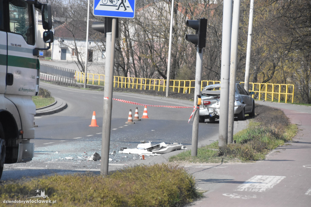Przy sądzie tir uderzył w osobówkę