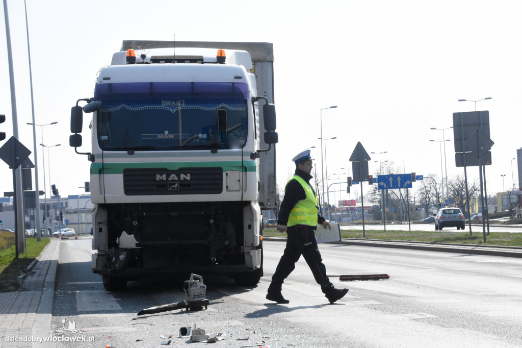 Przy sądzie tir uderzył w osobówkę