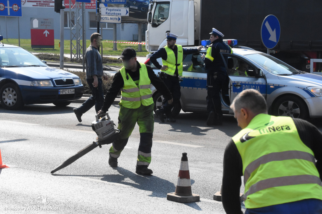 Przy sądzie tir uderzył w osobówkę
