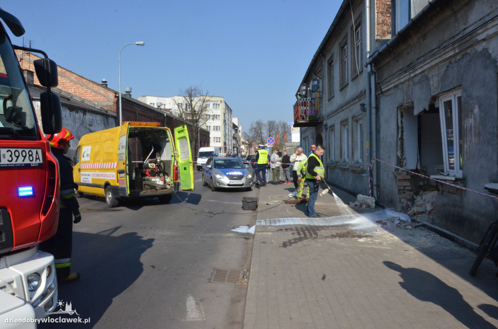 Audi uderzyło w budynek w centrum