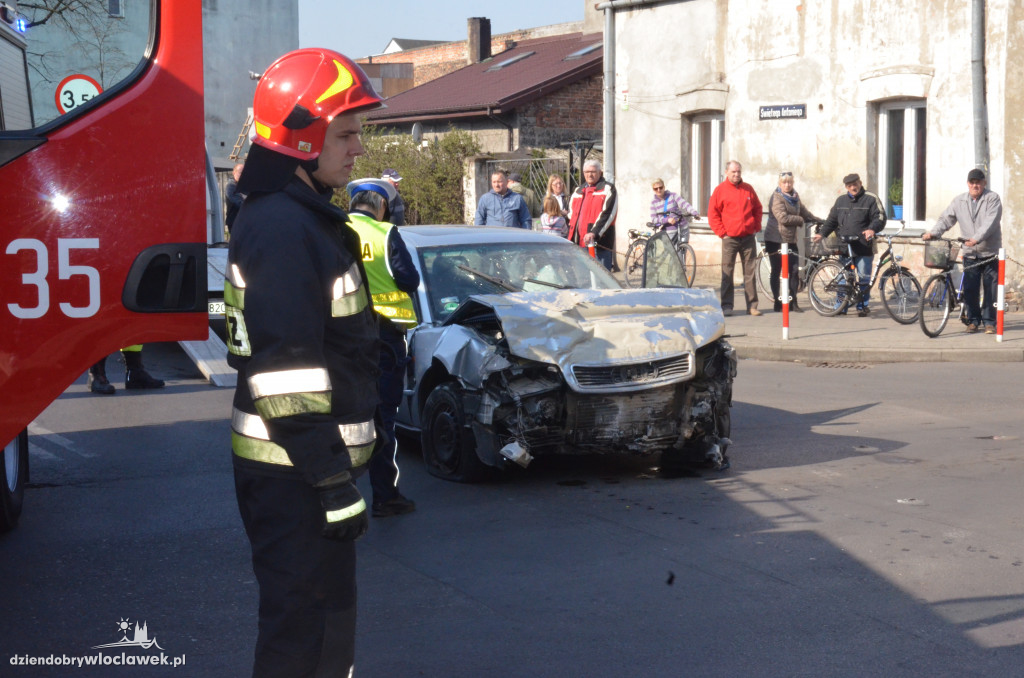 Audi uderzyło w budynek w centrum
