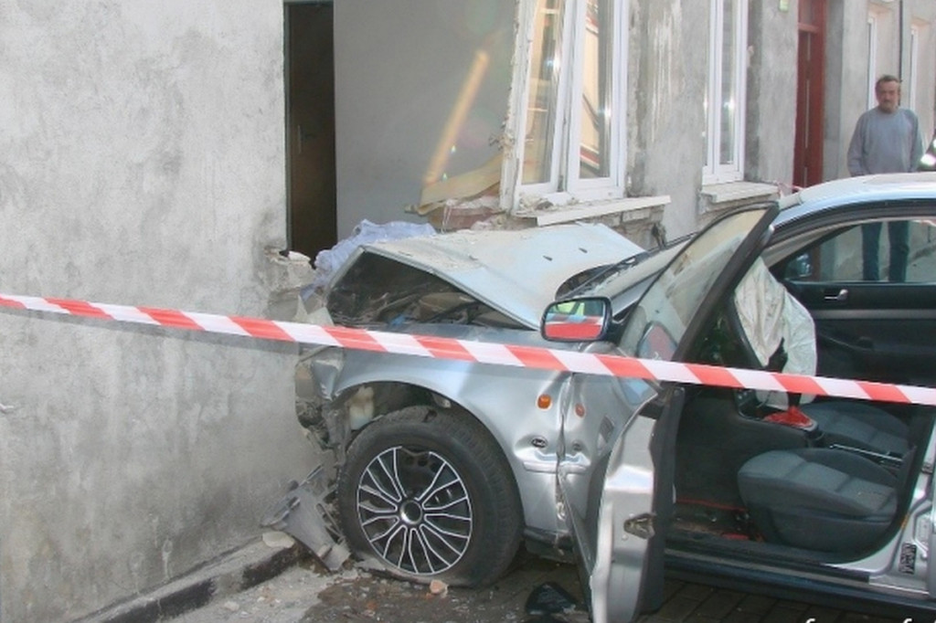 Audi wbiło się w dom przy Stodólnej