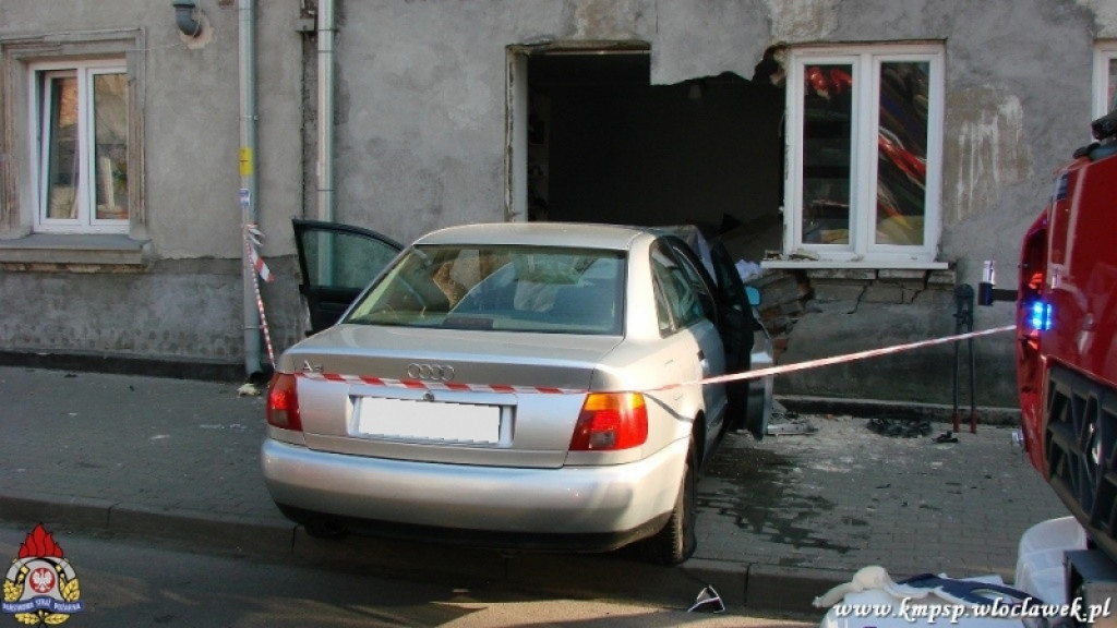 Audi wbiło się w dom przy Stodólnej