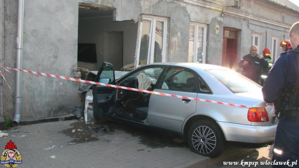Audi wbiło się w dom przy Stodólnej