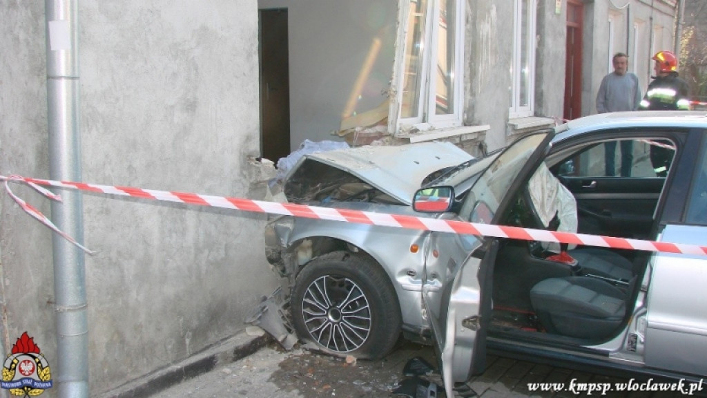 Audi wbiło się w dom przy Stodólnej