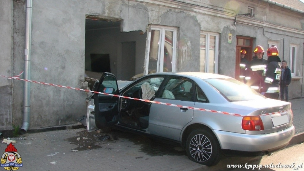 Audi wbiło się w dom przy Stodólnej
