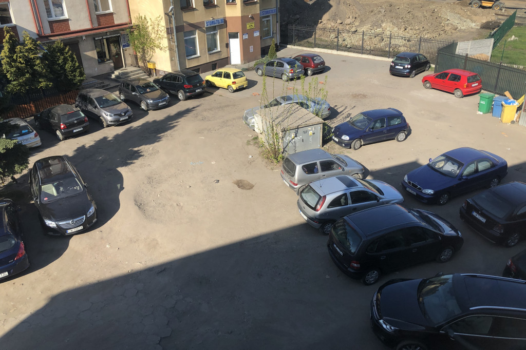 Teren wokół biblioteki do zagospodarowania