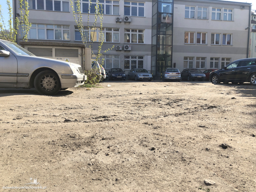 Teren wokół biblioteki do zagospodarowania