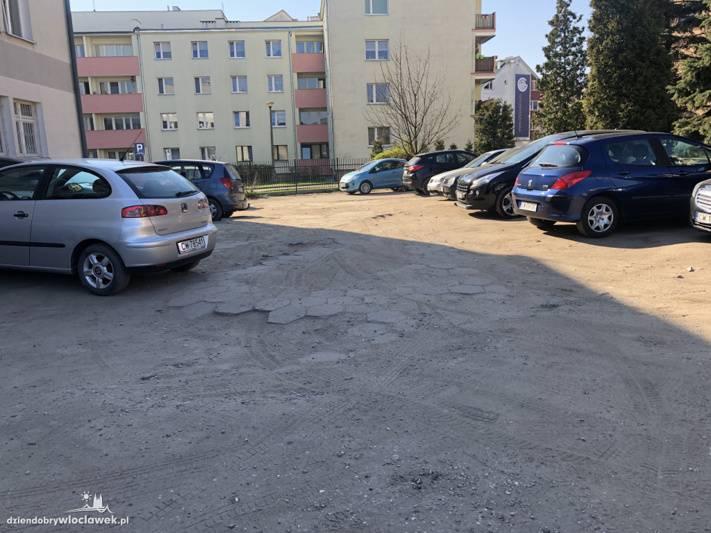 Teren wokół biblioteki do zagospodarowania