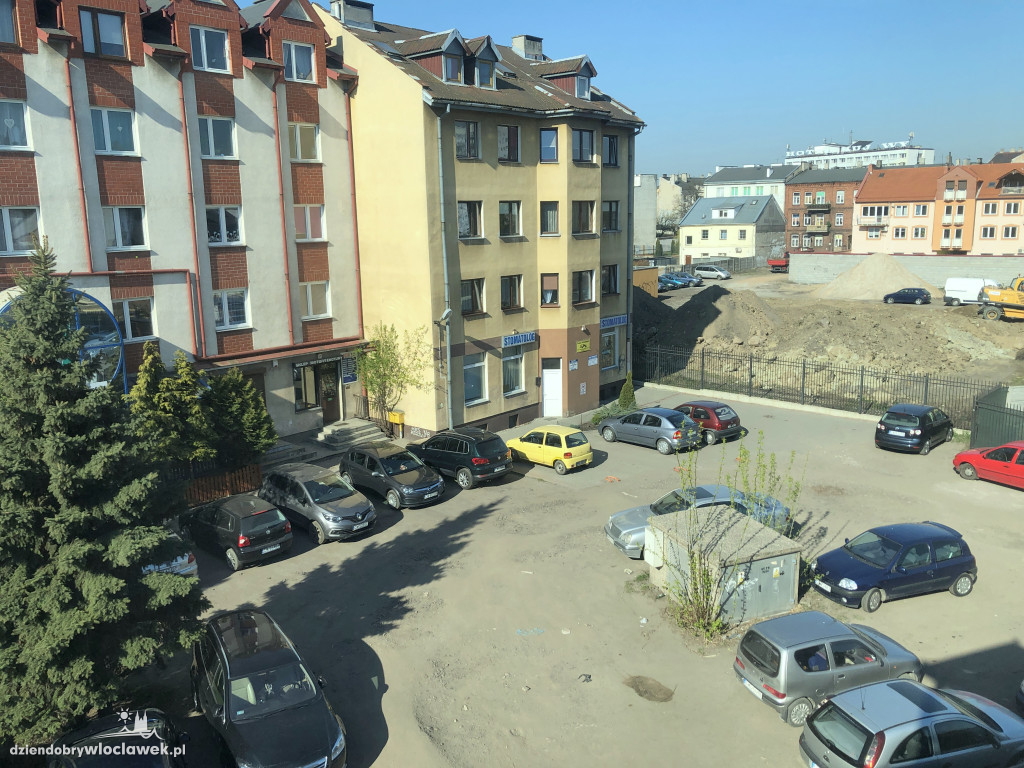 Teren wokół biblioteki do zagospodarowania