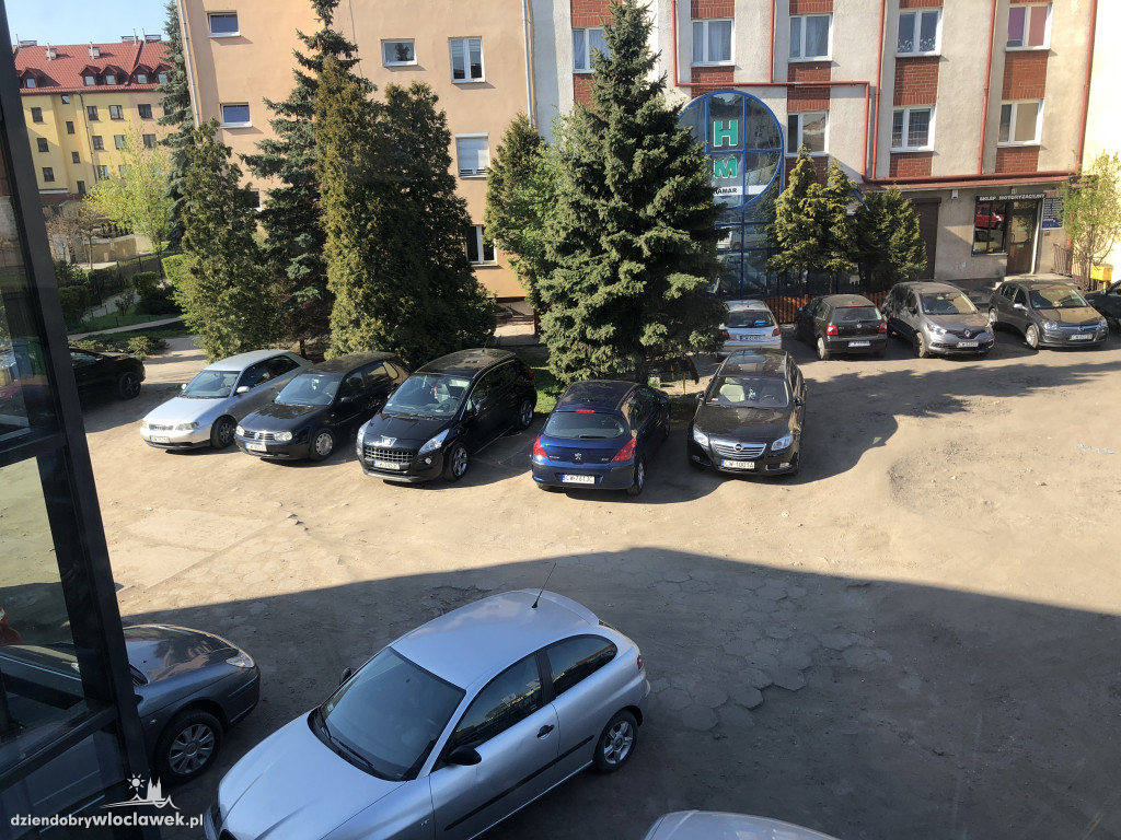 Teren wokół biblioteki do zagospodarowania