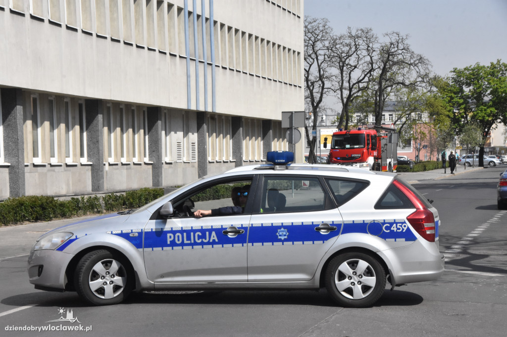 Ewakuacja w ratuszu po mailu o bombie