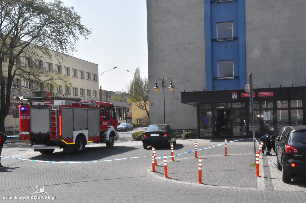 Ewakuacja w ratuszu po mailu o bombie