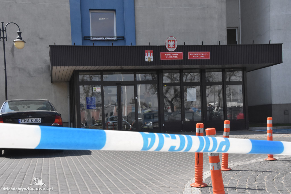 Ewakuacja w ratuszu po mailu o bombie