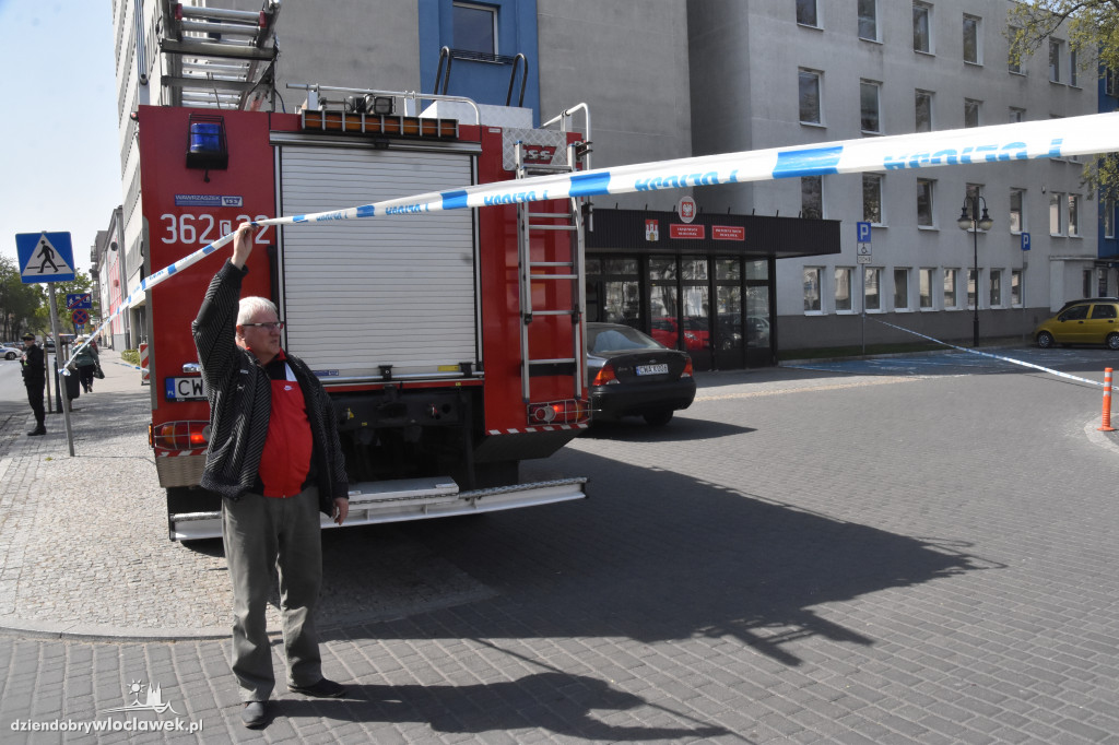 Ewakuacja w ratuszu po mailu o bombie