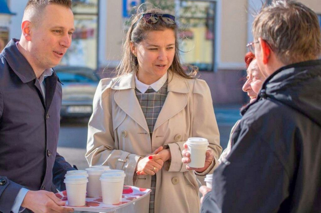 Kandydatka do PE częstowała kawą