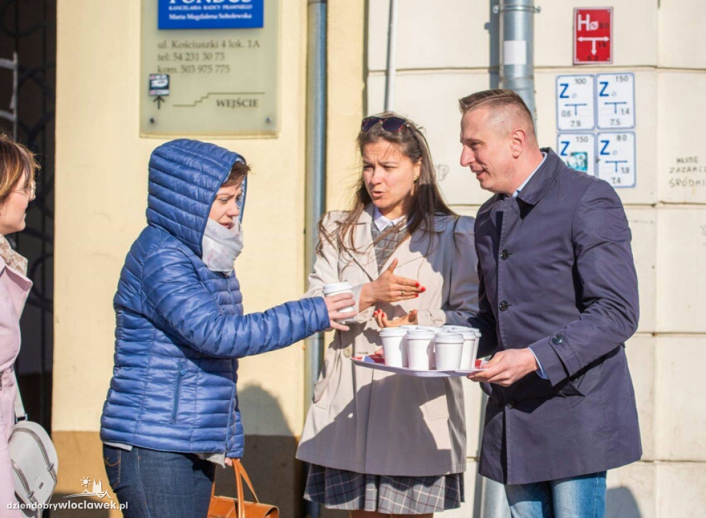 Kandydatka do PE częstowała kawą