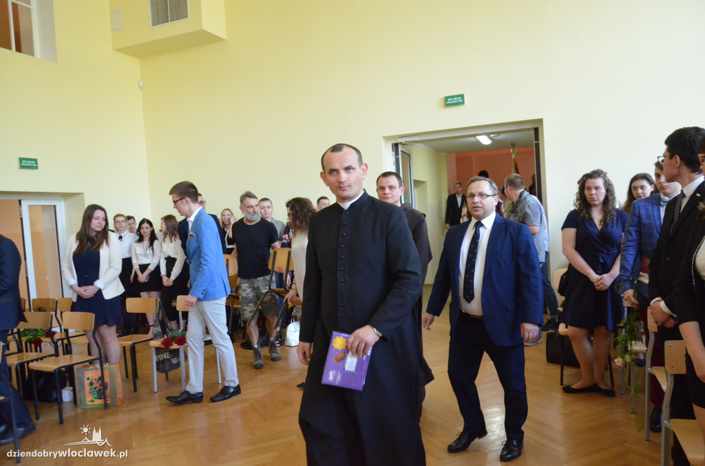 Maturzyści z LMK odebrali świadectwa