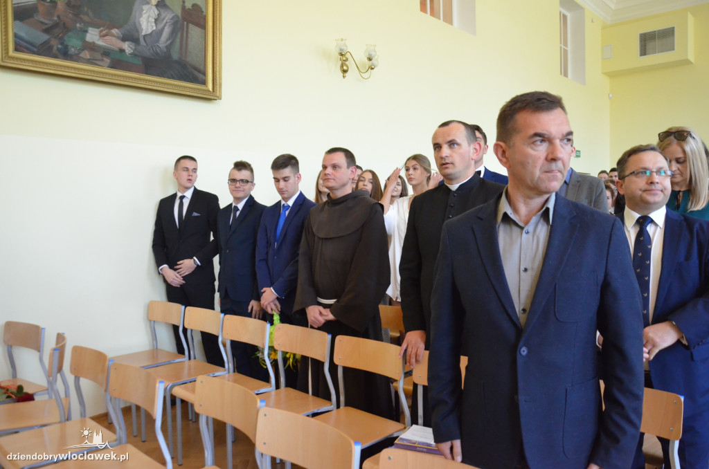 Maturzyści z LMK odebrali świadectwa