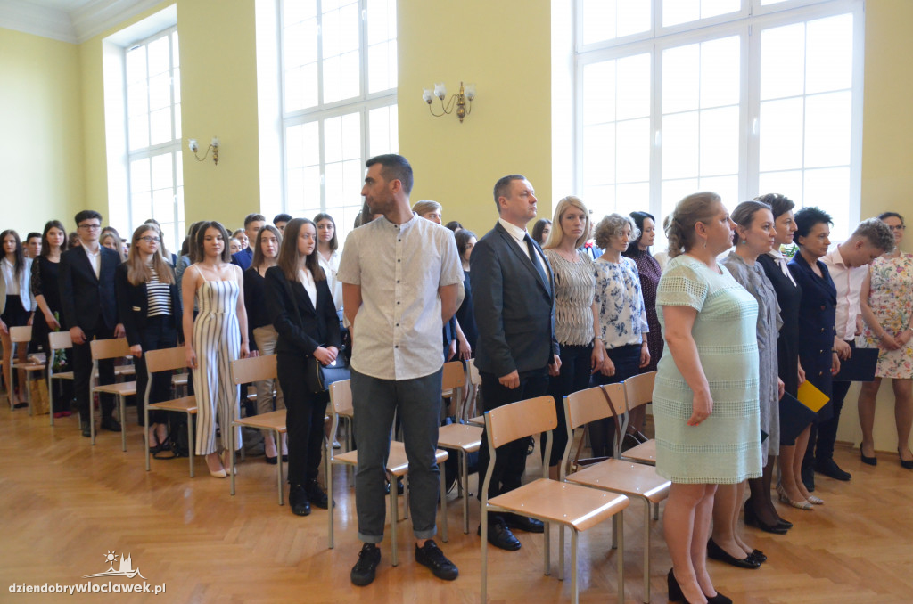 Maturzyści z LMK odebrali świadectwa