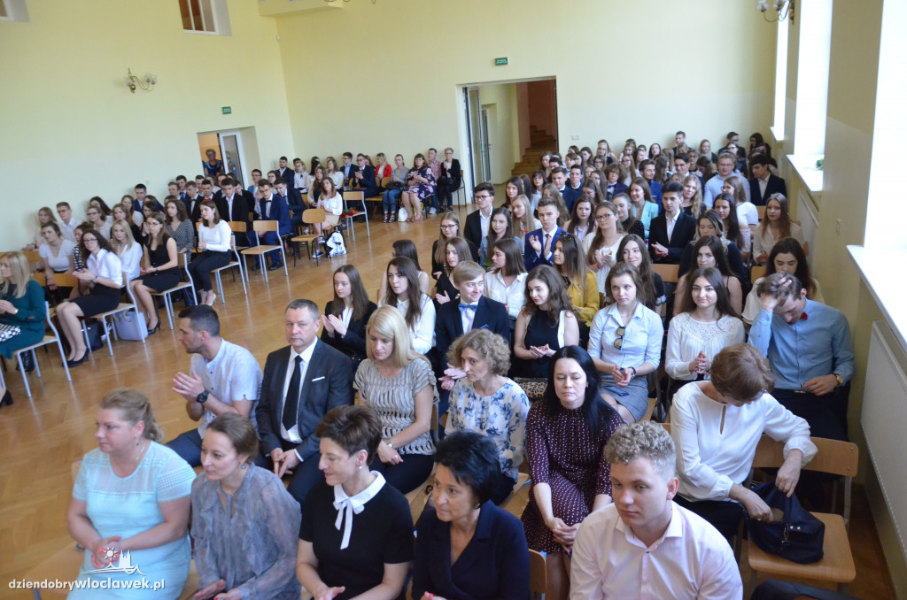Maturzyści z LMK odebrali świadectwa