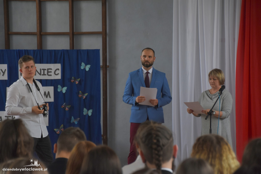 Ekonomik rozdał świadectwa