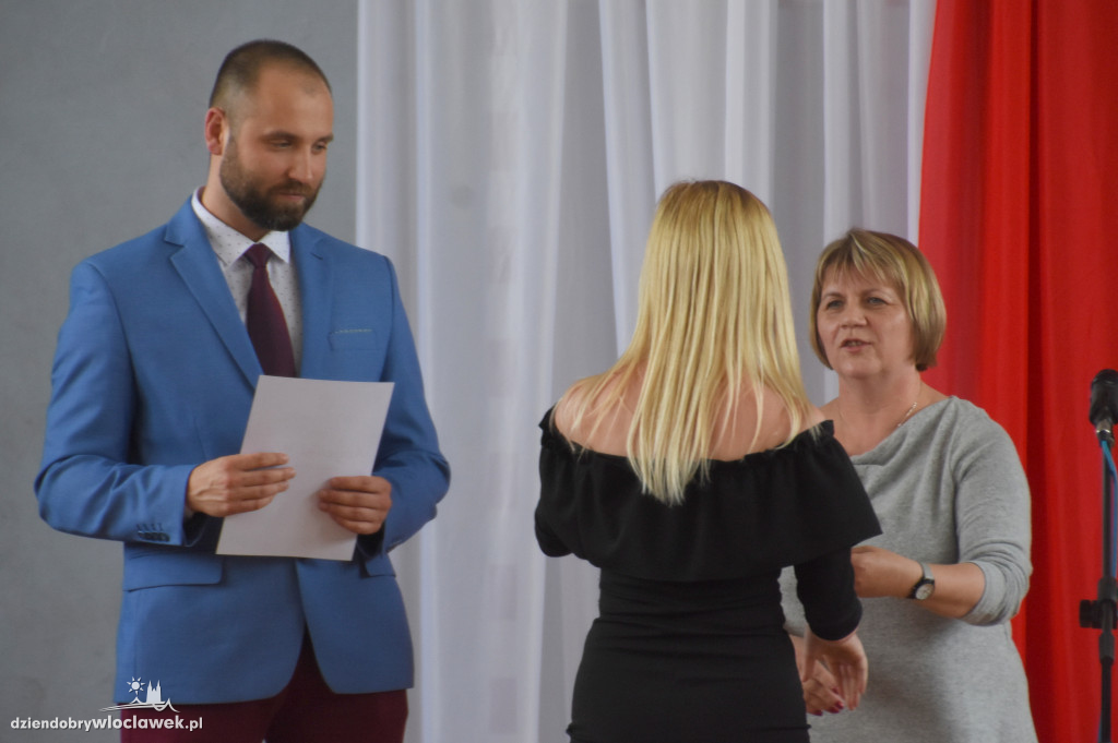 Ekonomik rozdał świadectwa
