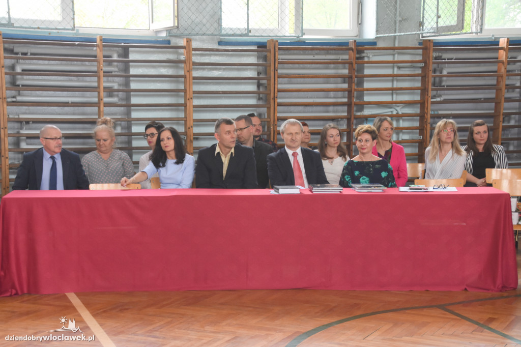 Ekonomik rozdał świadectwa