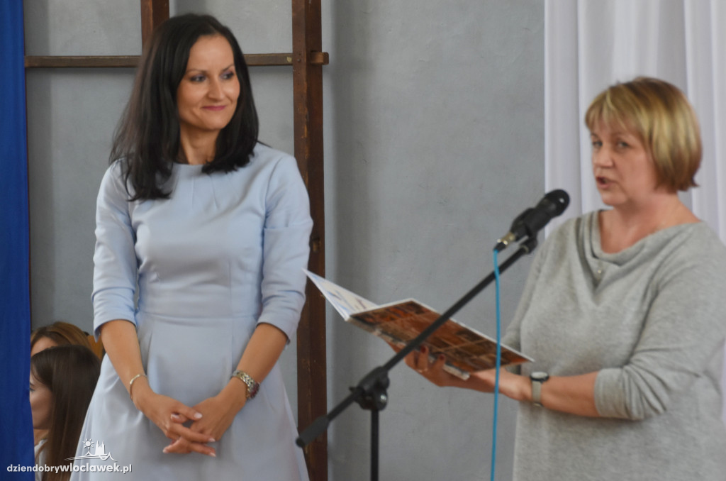 Ekonomik rozdał świadectwa