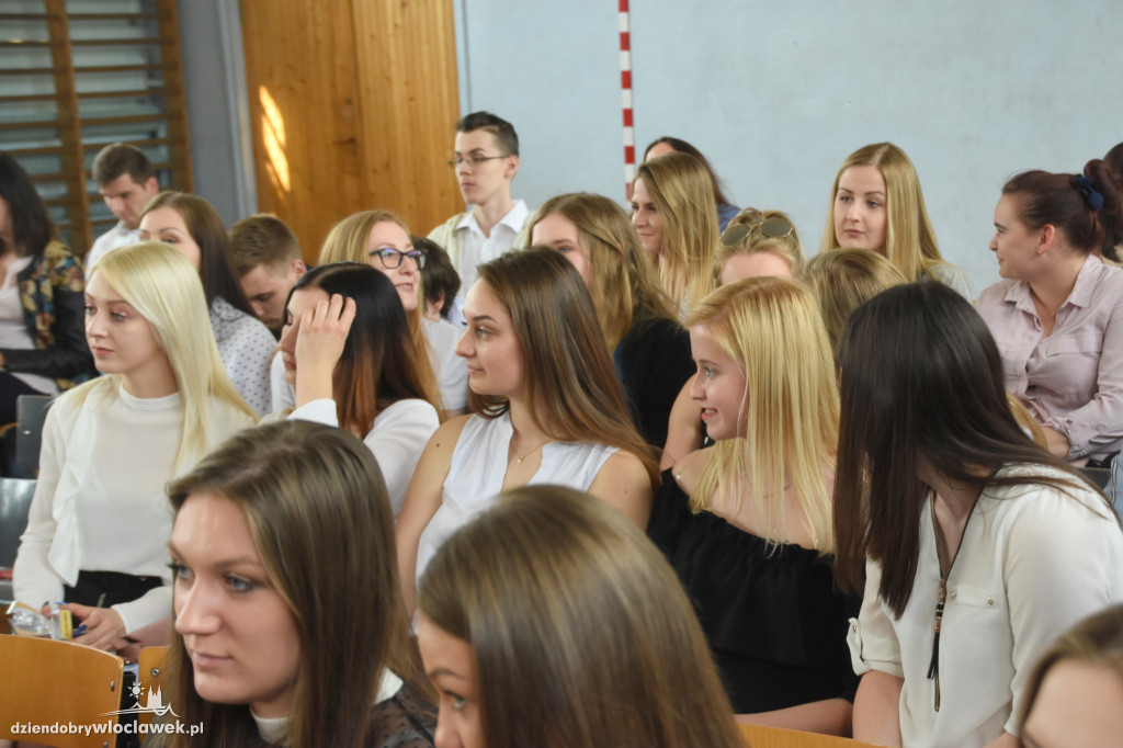 Ekonomik rozdał świadectwa