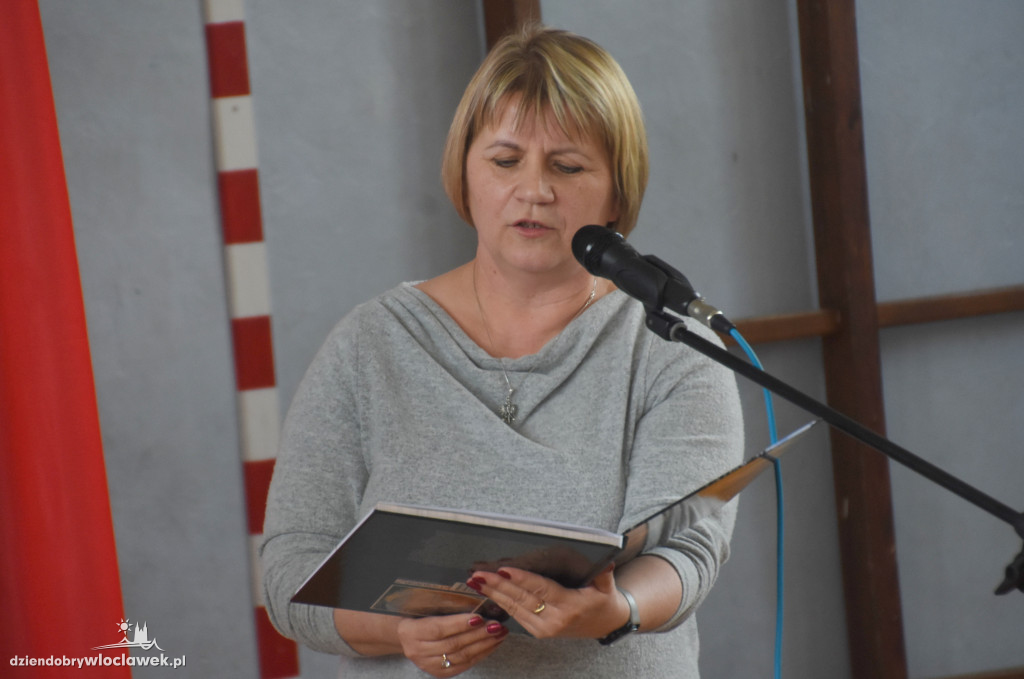 Ekonomik rozdał świadectwa