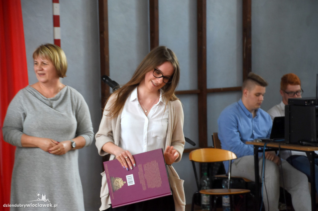 Ekonomik rozdał świadectwa