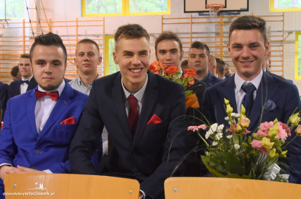Absolwenci ZSS odebrali świadectwa