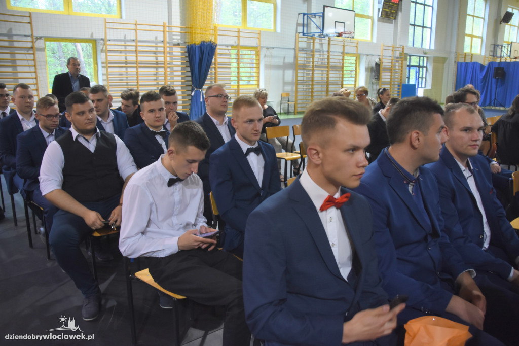 Absolwenci ZSS odebrali świadectwa
