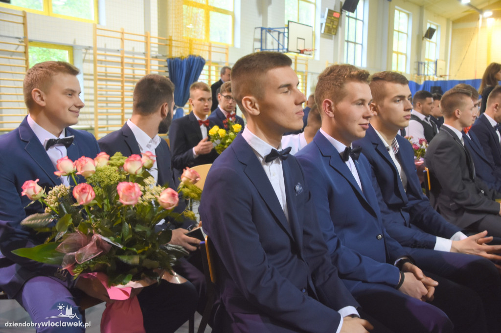 Absolwenci ZSS odebrali świadectwa