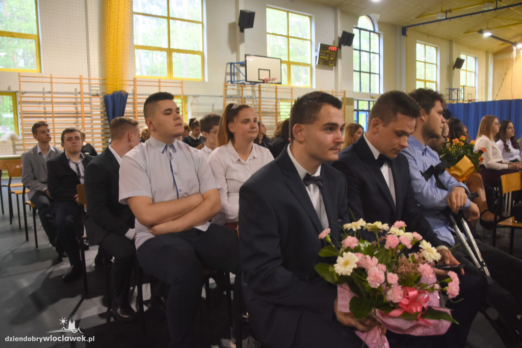 Absolwenci ZSS odebrali świadectwa