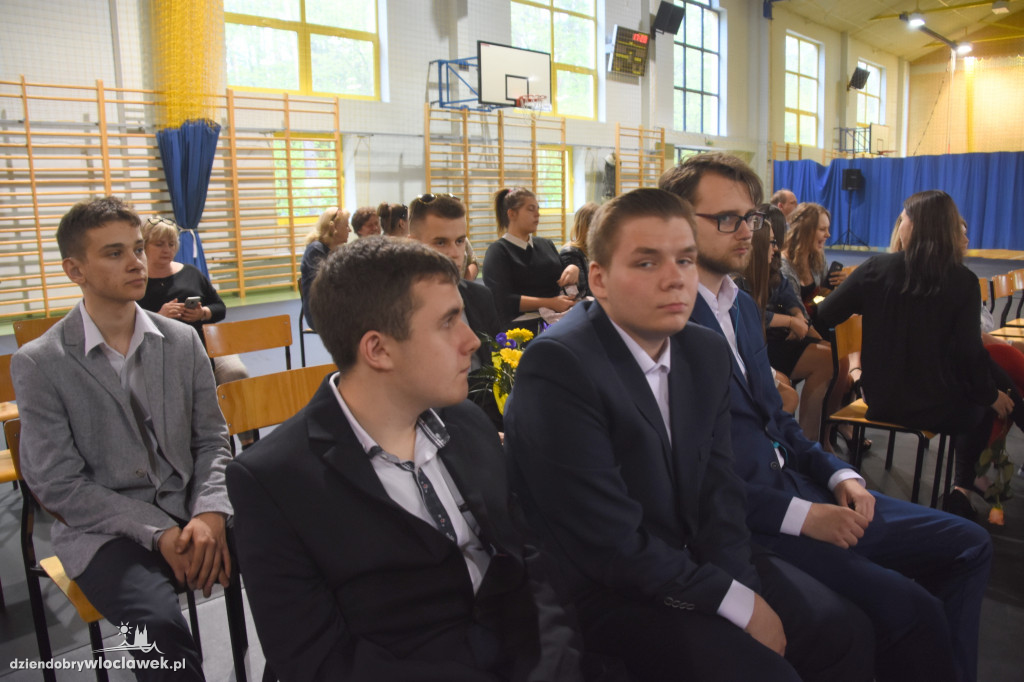 Absolwenci ZSS odebrali świadectwa