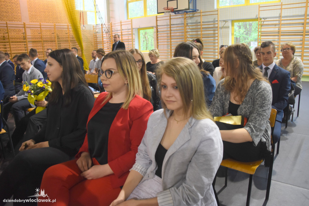 Absolwenci ZSS odebrali świadectwa