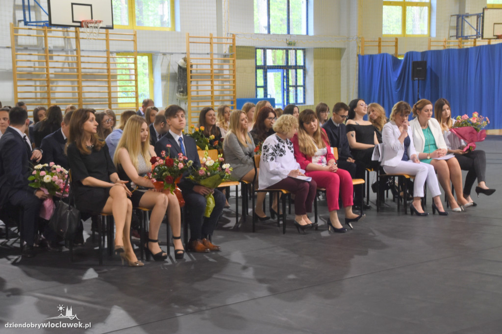 Absolwenci ZSS odebrali świadectwa