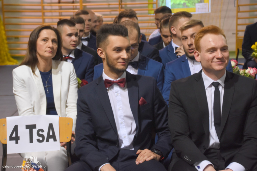 Absolwenci ZSS odebrali świadectwa